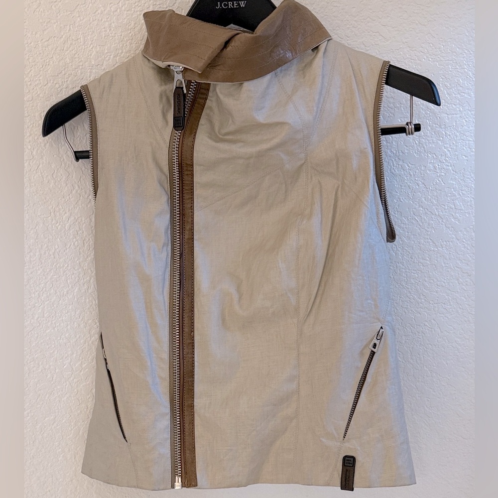 RUDSAK Women's Cream and Brown Sleeveless Vest